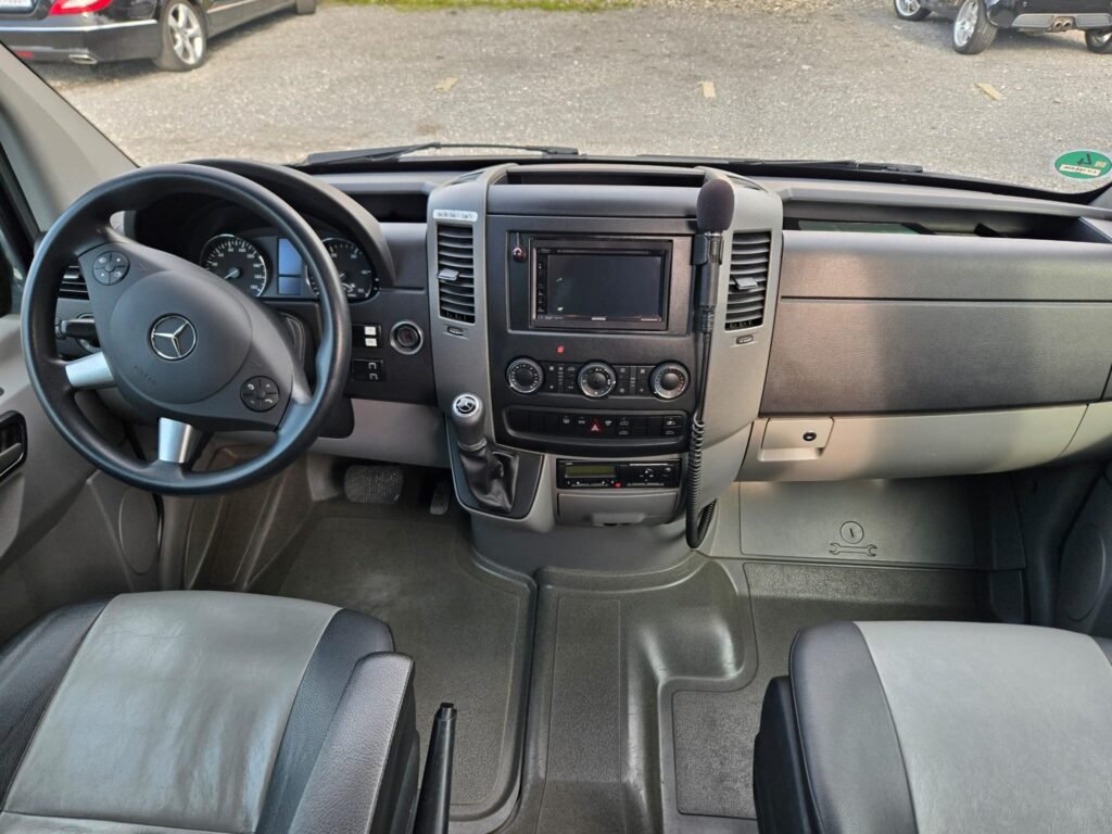 Servicio de traslado en Europa con Mercedes Sprinter para transporte de grupos