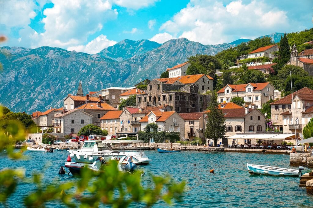 Meilleurs endroits à visiter à Gusinje et Plav avec le lac de Plav et les montagnes de Prokletije au Monténégro.