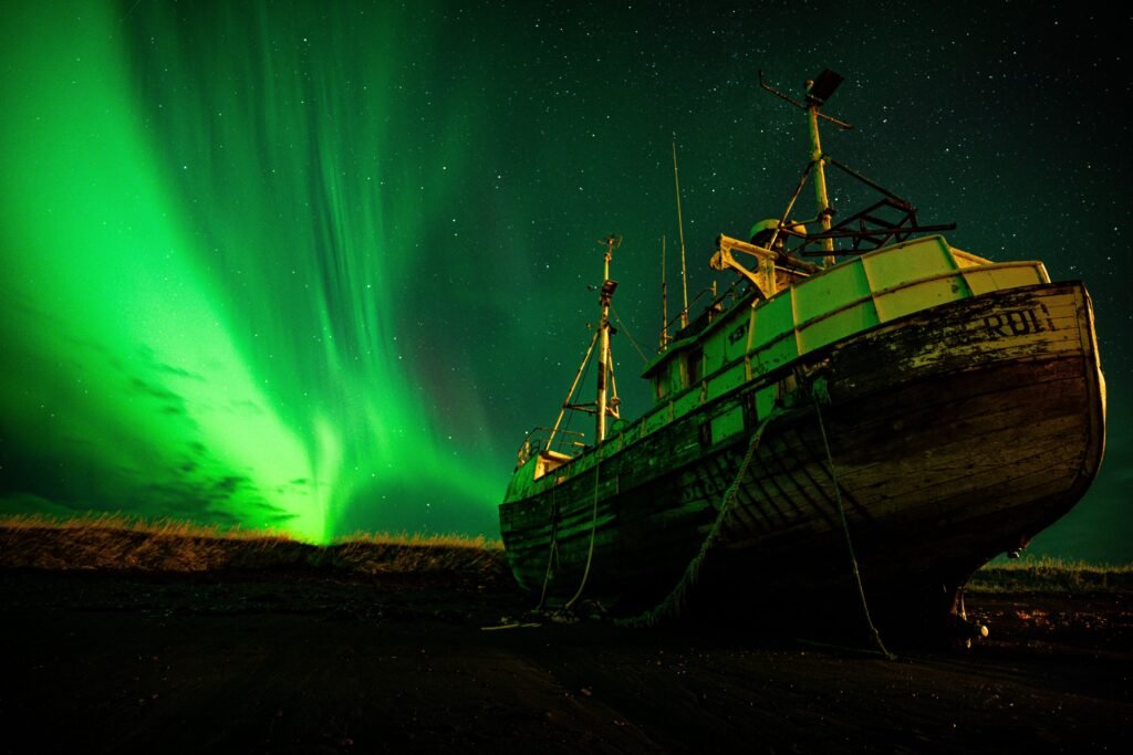 Excursion en bateau pour voir les aurores boréales à Tromsø, en Norvège, sous le ciel arctique.