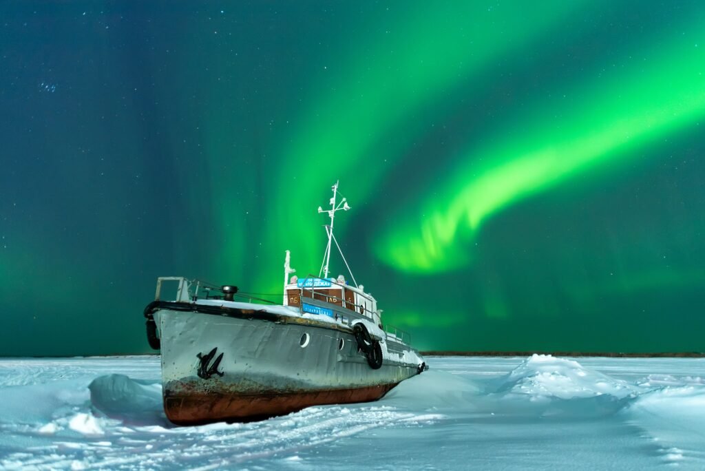 Excursion en bateau pour voir les aurores boréales à Tromsø, en Norvège, sous le ciel arctique.