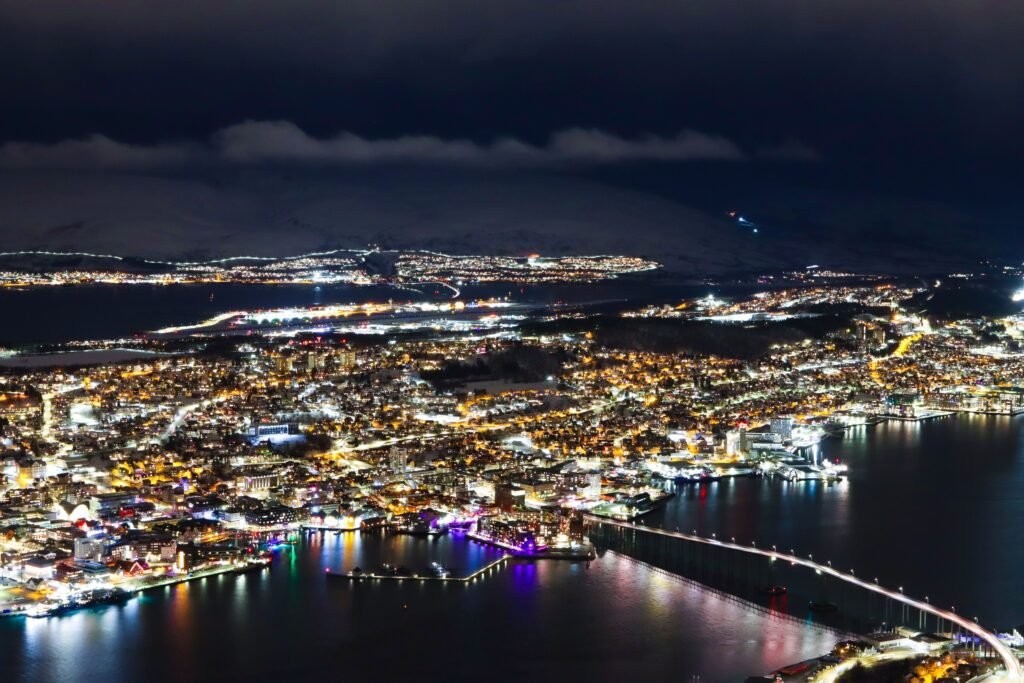 Excursion en bateau pour voir les aurores boréales à Tromsø, en Norvège, sous le ciel arctique.